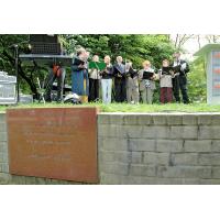 2800_9037 Auftritt des Jüdischen Chors Klezmerlech am Gedenkplatz zur Bücherverbrennung. | Denkmal zur Erinnerung an die Bücherverbrennung in Hamburg Eimsbüttel, Isebekkanal.